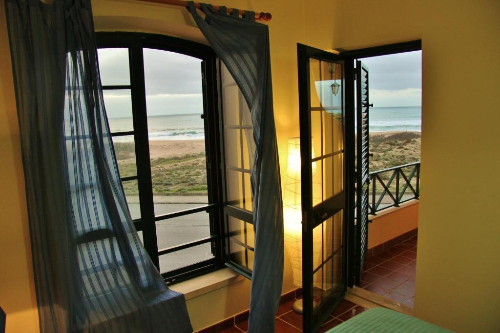 Supertubos Beach Hostel Atouguia Da Baleia Bagian luar foto