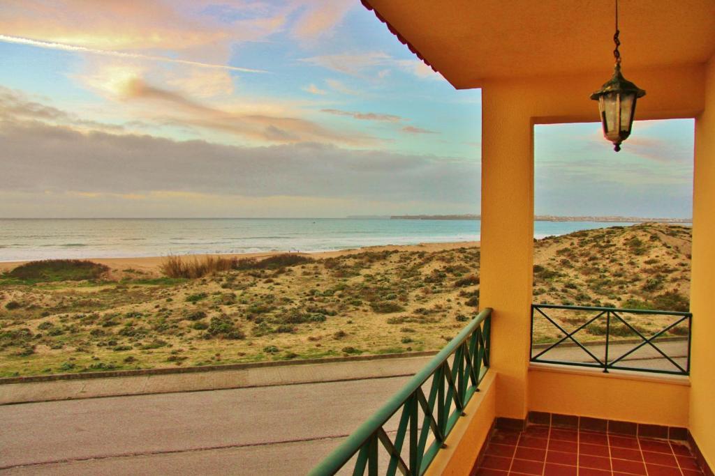 Supertubos Beach Hostel Atouguia Da Baleia Ruang foto