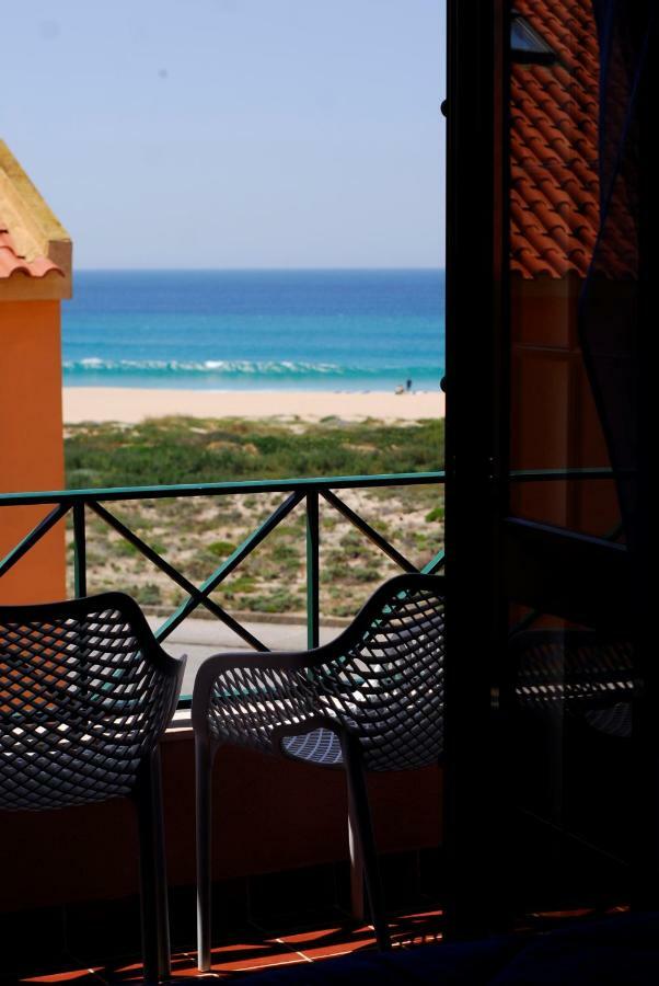 Supertubos Beach Hostel Atouguia Da Baleia Bagian luar foto